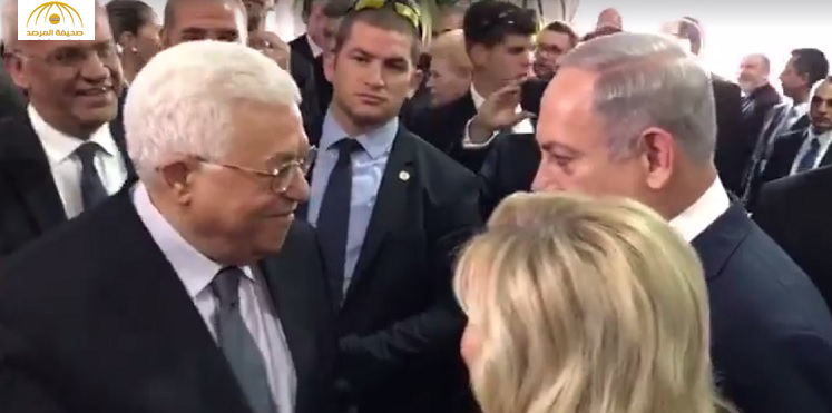 بالفيديو : محمود عباس يصافح نتانياهو خلال جنازة شيمون بيريز .. ماذا قال له ؟