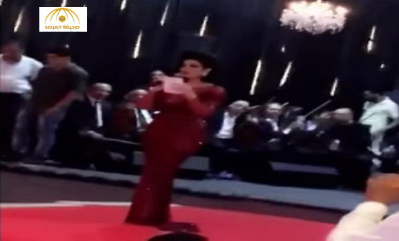 شاهد .. لاعب سعودي شهير يقبل يد “حليمة بولند” في حفل غنائي بالقاهرة
