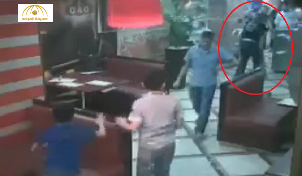 بالفيديو : مصري يضرب زوجته بأحد المطاعم فترد له الصاع صاعين بالضربة القاضية