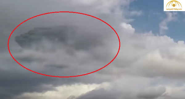 بالفيديو : رصد جسم غريب يسبح وسط السحب