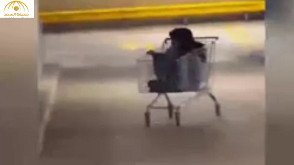 بالفيديو : نهاية مؤلمة لفتاة قررت ركوب عربة تسوق