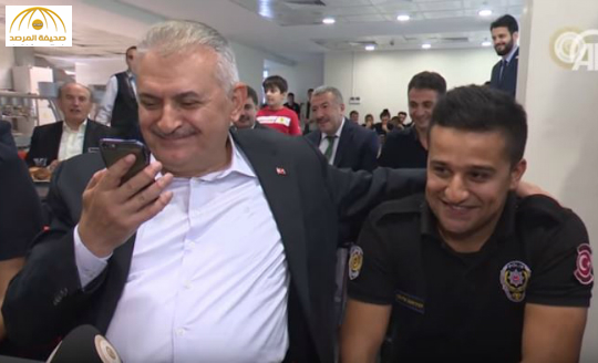 شاهد: رئيس الوزراء التركي يخطب فتاة  لـ”شرطي” خلال زيارة مقره