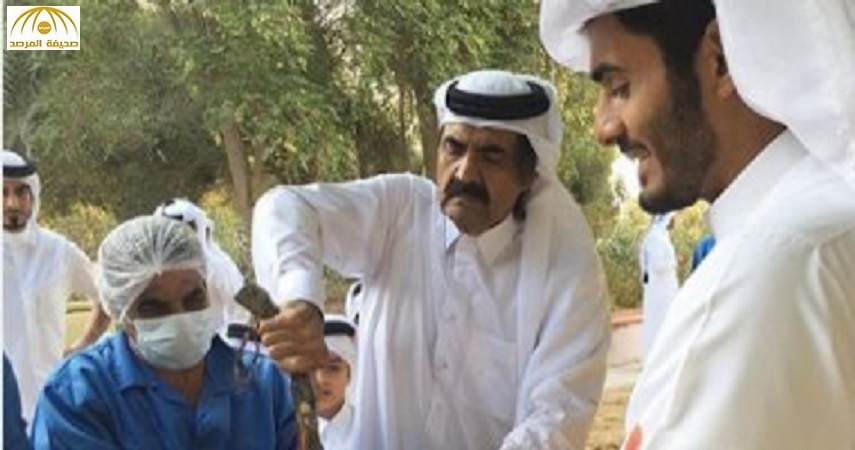 الشيخ حمد بن خليفة يثير إعجاب متابعيه بعد نشر صورته وهو يذبح أضحيته بنفسه - صورة