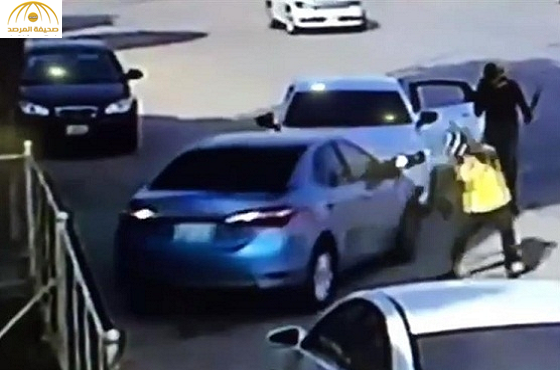 بالفيديو: سطو مسلح في الرياض ينتهي  بالقبض على أحد الجناة