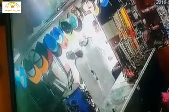 بالفيديو:سرقة مُسن في وضح النهار بمحطة النقل الجماعي بالدمام