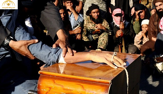 بالصور.. داعش يقطع يد سجين سوري أمام الأطفال