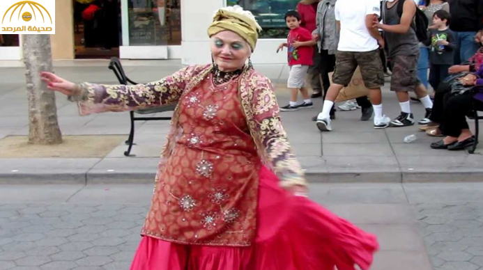 شاهد:أميركية ترقص على "الشيلات السعودية " بسانتا مونيكا في لوس أنجلوس