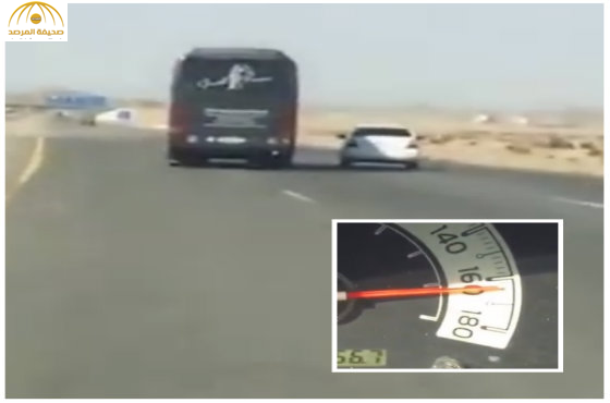 بالفيديو..حافلة تسير بسرعة 170 كلم وتضايق إحدى السيارات بطريق سريع..والمرور يتفاعل