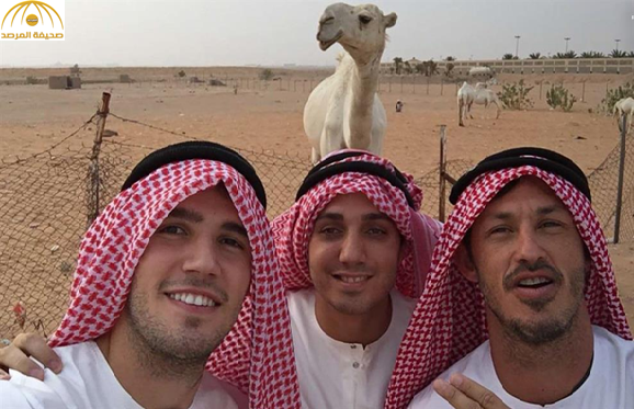 صور لـ "ثلاثي الهلال الأجنبي" يرتدون الزي السعودي في رحلة برية