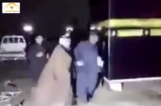 بالفيديو:شيعة عراقيون يبنون كعبة ويستهزؤون بمناسك الحج ويتطاولون على الصحابي “بلال”