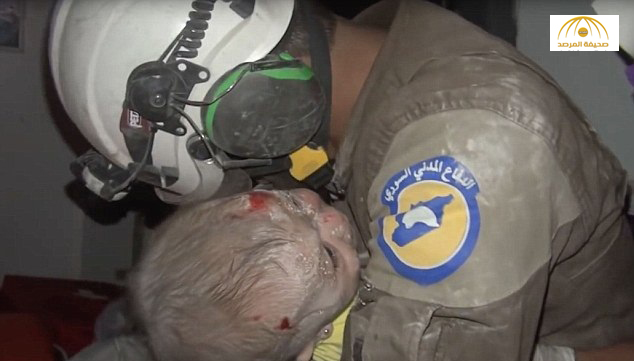 بالفيديو: إنقاذ رضيعة من تحت منزل أحاله القصف الروسي الإرهابي إلى ركام فوق ساكنيه
