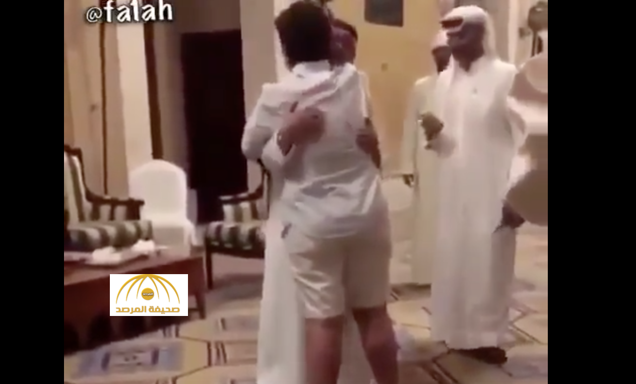 فيديو : "شما حمدان" تعانق  الفنان "عبد المجيد عبدالله" والأخير يبادرها بقبلة