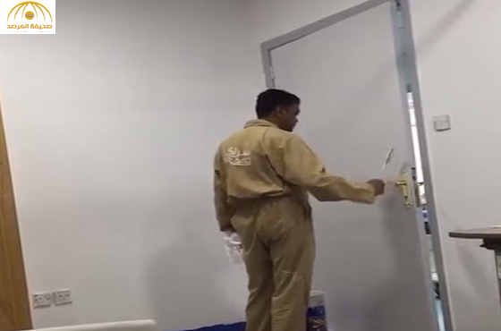 بالفيديو:عامل بمستشفى"بقيق الحكومي"يدهن غرفة والمريض بداخلها