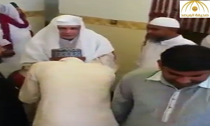 بالفيديو: مصلون يتبركون بإمام مسجد في مكة بتقبيل يده والشرب من أثره