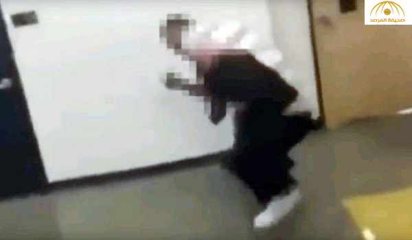 بالفيديو : مضاربة عنيفة بين معلم وطالب داخل مدرسة