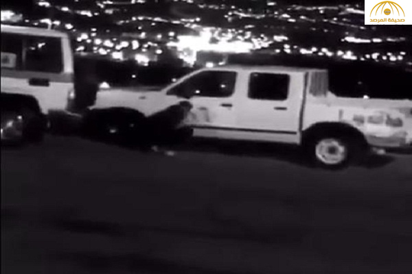بالفيديو : لحظة هروب شاب بسيارته بعدما أوقفه رجل أمن لمخالفته الأنظمة