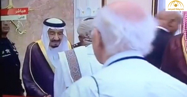 صورة: الكشف عن السبب الحقيقي وراء عدم مصافحة مسؤول يمني للملك سلمان أثناء تهنئته بالعيد