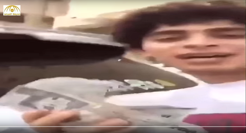 بالفيديو: شابّان يدهسان "رزمة" كبيرة من النقود بالسيارة بعد التفاخر بها