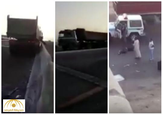 بالفيديو :تصادم شاحنتي نقل و سقوط شخص من فوق جسر في بجدة