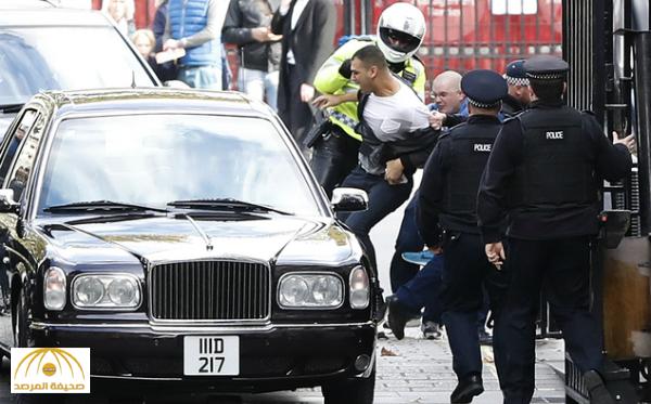 بالصور: بحرينيون يهاجمون موكب ملك البحرين في لندن .. والشرطة البريطانية تعلن القبض عليهم