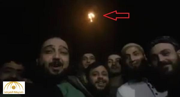 بالفيديو : ثوار سوريون يلتقطون “ سيلفي والفسفور خلفي ” ويسخرون: “ الإرتجاجي ما حبيناه”