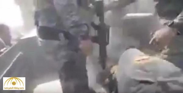 بالفيديو : ميليشيا الحشد الشيعي تعذّب شاباً عراقياً بمطرقة حديد في الموصل