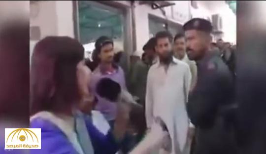 بالفيديو.. جندي باكستاني يصفع مراسلة تلفزيونية على الهواء مباشرة