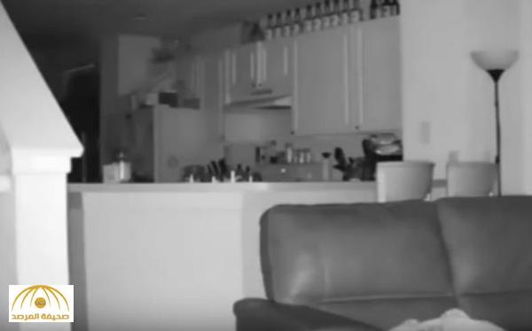 بالفيديو : صاحب منزل يثبت كاميرا مراقبة في غرفة الجلوس .. شاهد ماذا رأى!