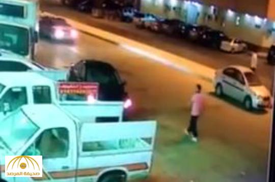بالفيديو: شاهد ماذا حصل لسيارة مواطن بعد نزوله للشراء من بقالة بحي الحمراء فى الرياض!