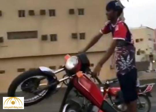 بالفيديو : مواطن يستعرض بدراجته النارية على طريق جدة .. و لكن شاهد ماذا حدث !!