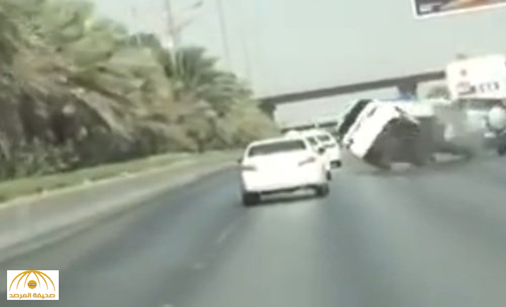 فيديو:شاهد حادث اصطدام سيارة بأخرى وانقلابها عدة مرات على طريق الدائري بالرياض