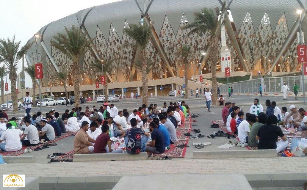 بالفيديو والصور: شاهد.. إفطار صيام عاشوراء يجمع الجماهير السعودية خارج ملعب الجوهرة