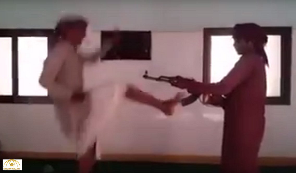 فيديو: مراهق يطلق النار من كلاشنكوف فوق رأس صديقه بعدما قام بهذه الحركة!!