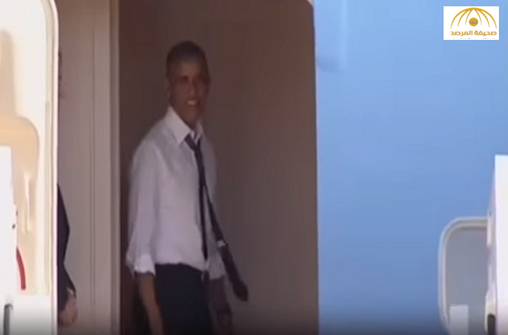 بالفيديو.. لماذا وقف أوباما منتظرا على سلم طائرة الرئاسة؟