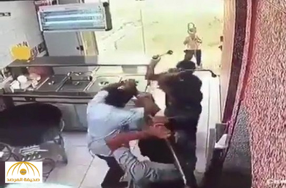 شرطة المدينة تُطيح بأربعة أحداث اعتدوا على عامل مطعم للوجبات السريعة بالمدينة-فيديو