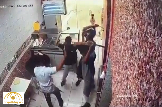 بالفيديو: اعتداء 3 شبان على عامل بمطعم للوجبات السريعة بالمدينة المنورة