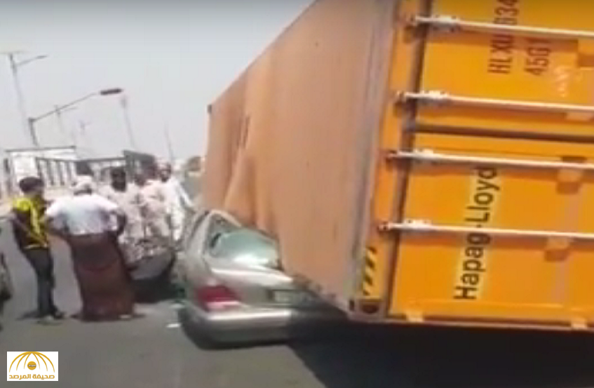 بالفيديو: سحق سيارة مرسيدس بسبب سقوط شاحنة عليها.. شاهد ماذا حدث للسائق!