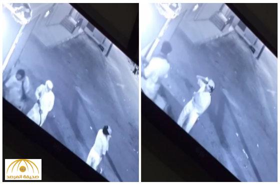بالفيديو: محاولة 3 شبان سرقة تموينات فجراً بالطائف.. والشرطة تطيح بهم