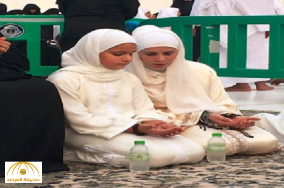 بالصور: شاهد الأميرة هيا زوجة حاكم دبي وابنتها  تؤديان مناسك العمرة