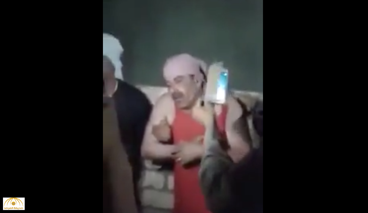 بالفيديو: مصريون  يفضحون شيخ قرية ويجبرونه على ارتداء قميص نوم ويطوفون به في الشوارع