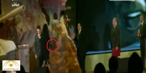 بالفيديو : فنانة مصرية تصافح وزير الثقافة المصري وهي تمسك بالحذاء !