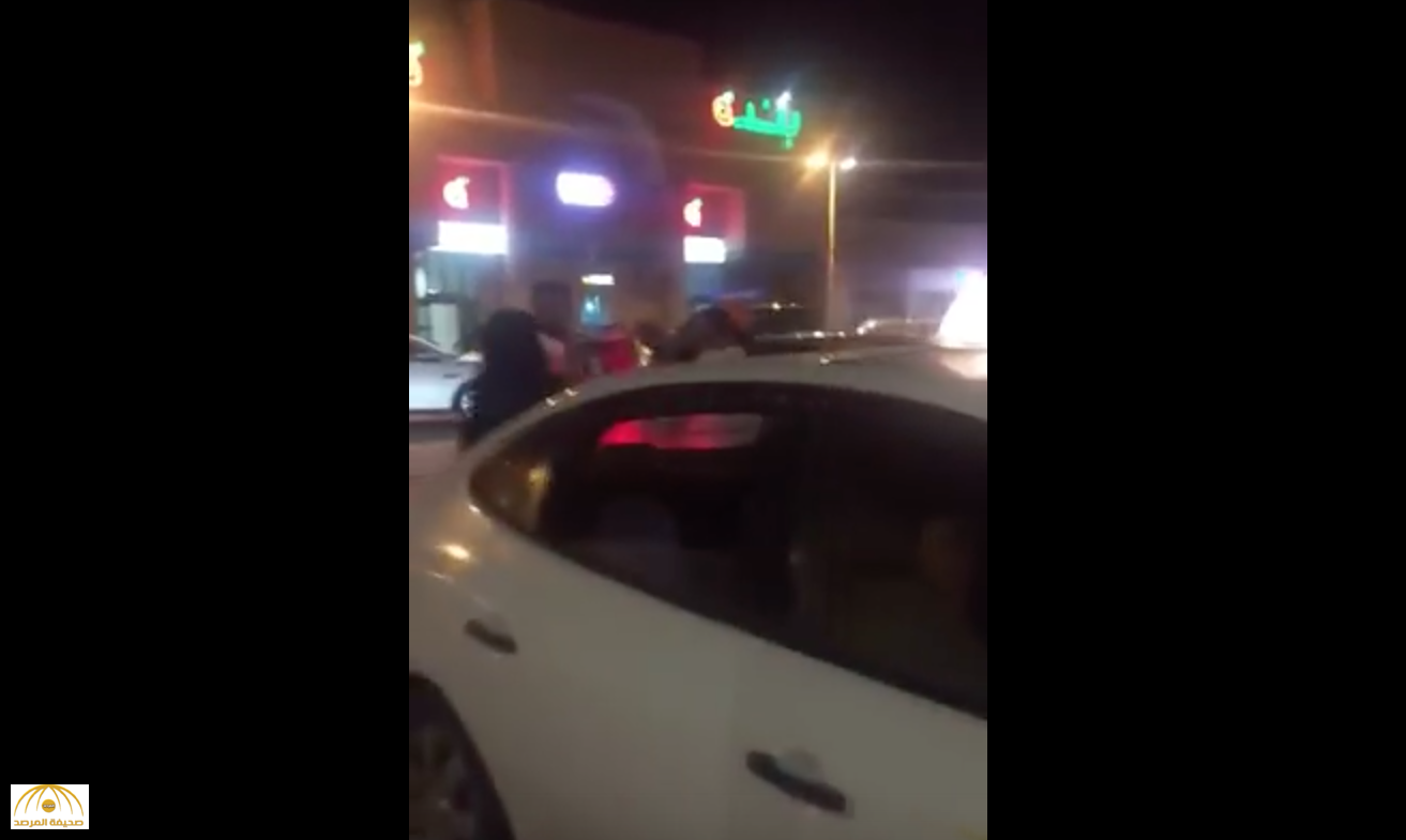 بالفيديو: فتاة تضرب شاب وتصفعه على وجهه  بعد تحرشه بها