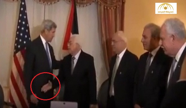 بالفيديو.. جون كيري يُحرِج محمود عباس ويتجاهل مُصافحته خلال جنازة بيريز