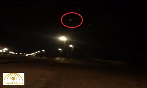 بالفيديو: شاهد لحظة اعتراض صاروخ باليستي في أجواء الطائف وبقاياه تسقط في مكان خالي