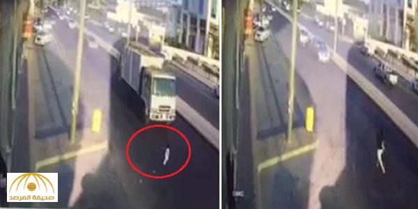 بالفيديو : لحظة دهس سيارة نقل لطفلة على طريق بحفر الباطن بعد أن تركت يد والدتها