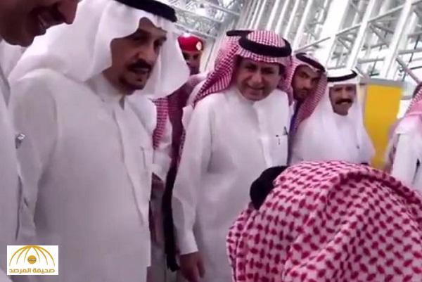 بالفيديو:أمير الرياض يمازح شاب من ذوي الاحتياجات الخاصة " منا و منا ولا خلاص تترك الهيئة "