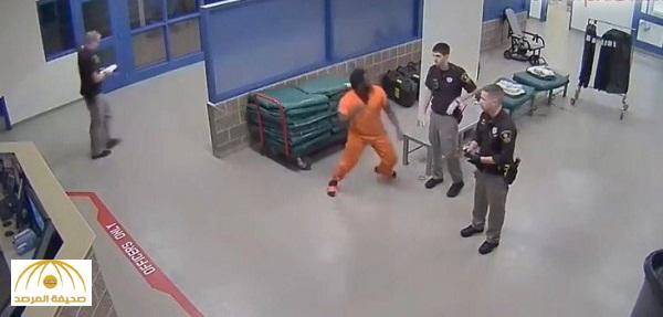 فيديو : سجين يوجّه لكمة قوية لشرطي .. شاهد كيف كانت نهايته ؟