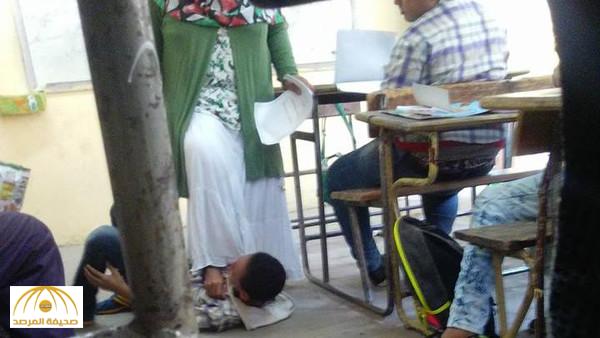 صورة لمعلمة مصرية تضع قدمها فوق طالب تشعل مواقع التواصل