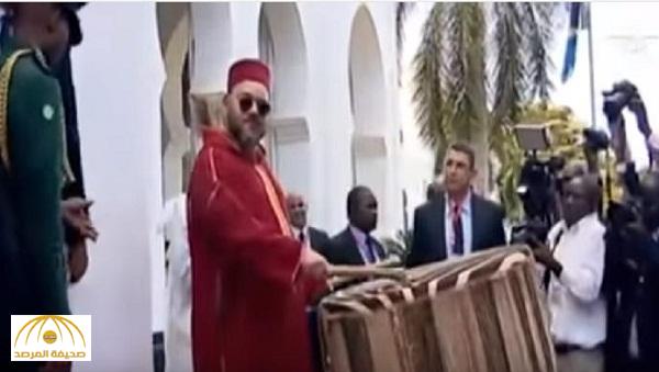 بالفيديو : شاهد لحظة قرع الملك محمد السادس طبلا ضخما في  تنزانيا