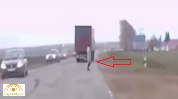 بالفيديو : شبح على هيئة رجل كاد يتسبب بكارثة في أحد شوارع روسيا